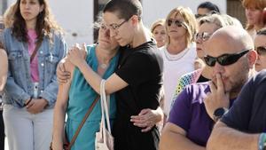Dos mujeres se abrazan ante el Ayuntamiento de Móstoles, Madrid, durante el minuto de silencio celebrado este viernes con motivo del último caso de violencia machista: el asesinato de Vanesa, de 36 años.