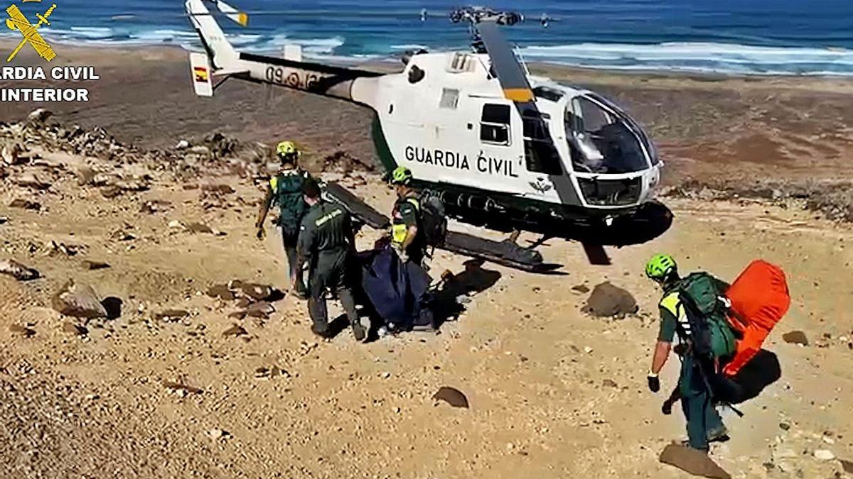 Los agentes de la Uhel y el Greim de la Guardia Ciivl durante la recuperación del cadáver en Fuerteventura.