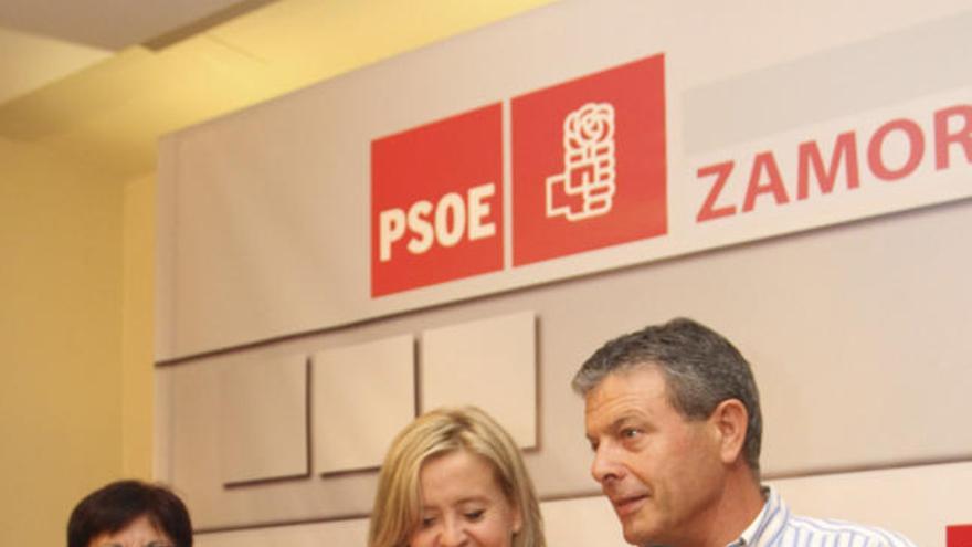 Los representantes del Psoe de Zamora conversan durante la rueda de prensa.