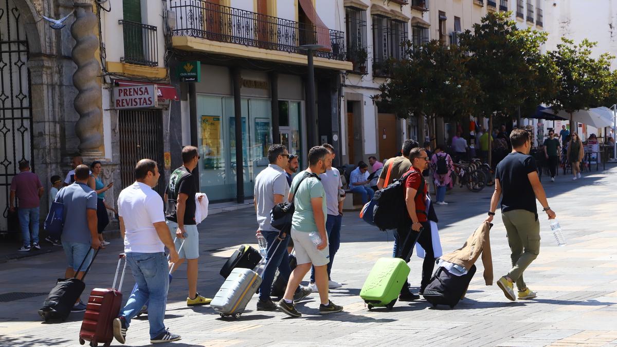 Grupo de viajeros tras abandonar su hotel en la capital.