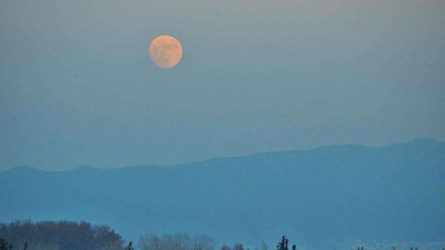 La Lluna plena sobre la serra de Verdera.