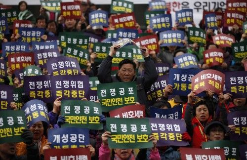 Manifestantes claman esloganes para que Corea del Norte retome la actividad en el complejo industrial Kaesong