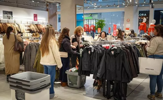 FOTOGALERÍA | Primer día de rebajas en Badajoz: colas, cambios y menos afluencia que otros años
