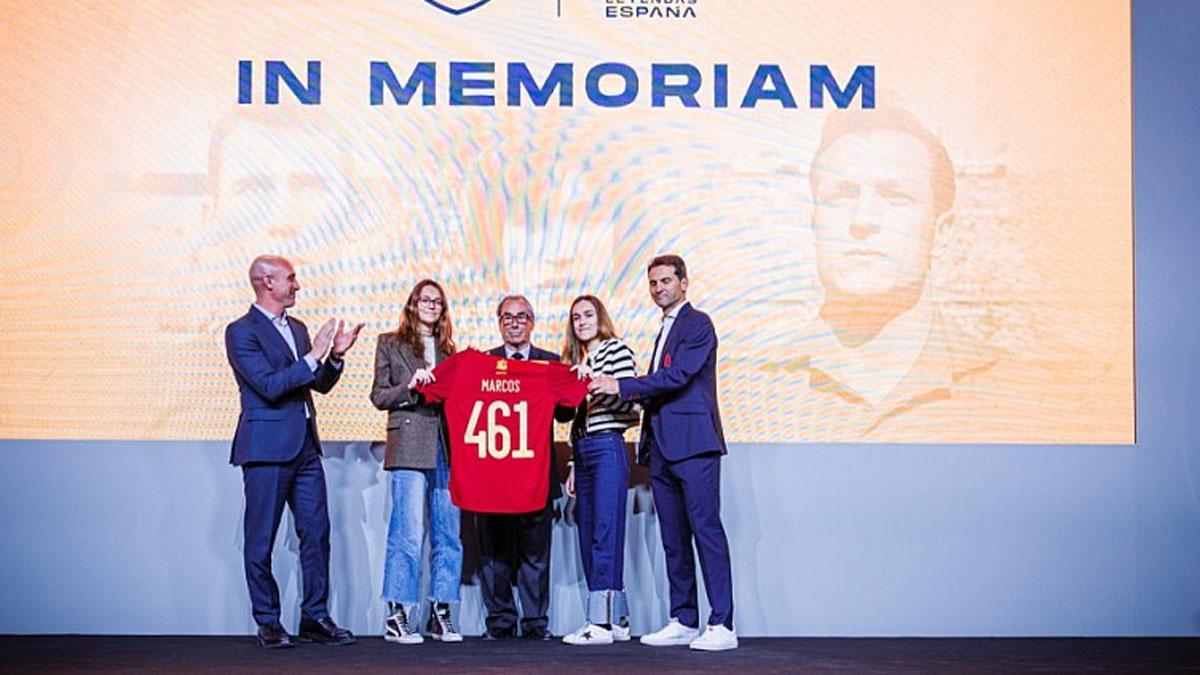 Las hijas de Marcos Alonso, hermanas del jugador del Barça, acudieron al homenaje póstumo a su padre