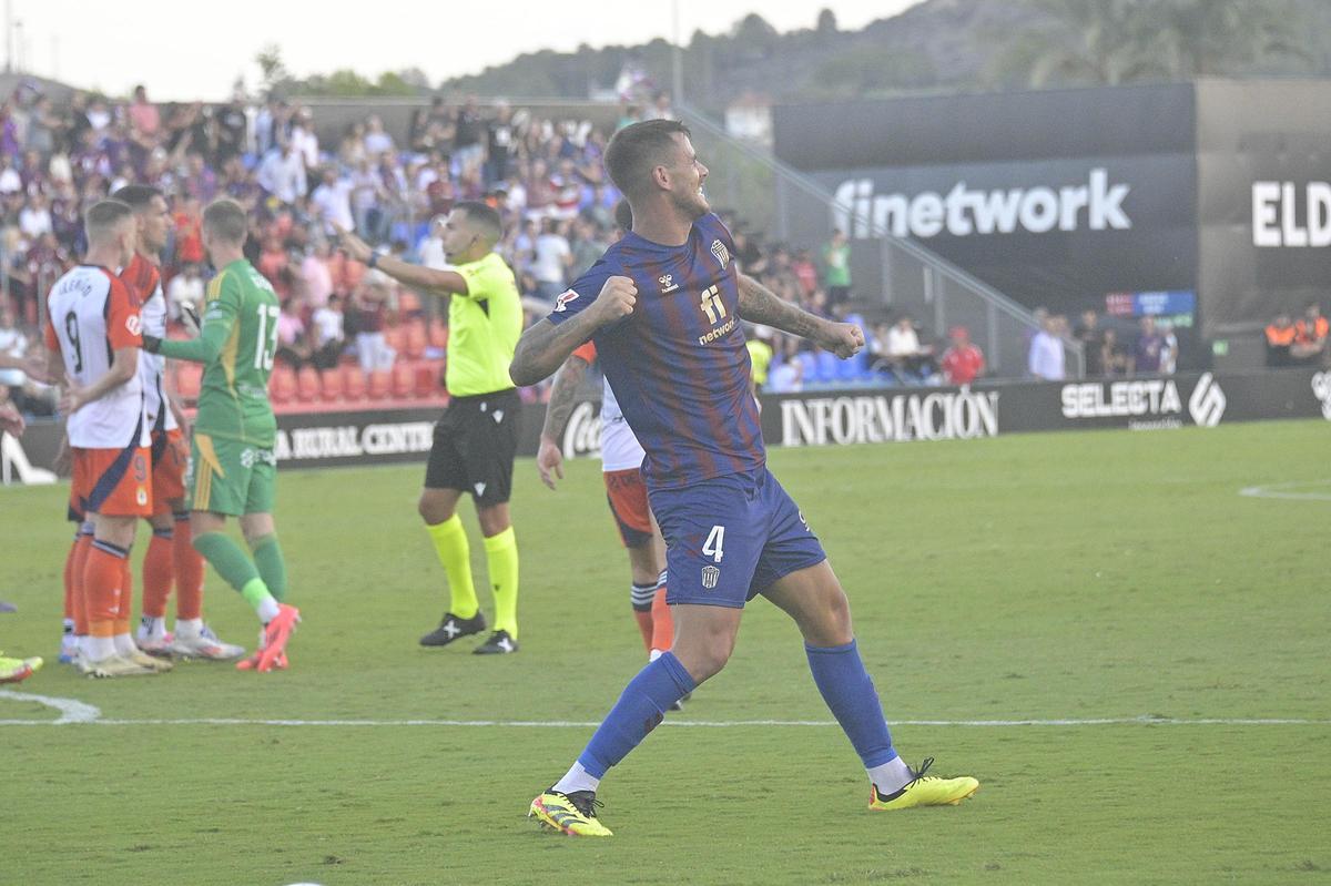 Dario Dumic celebra su gol al Oviedo en la primera vuelta, en el estadio Nuevo Pepico Amat.