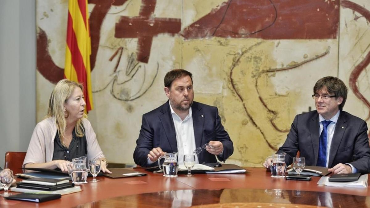 Munté, Junqueras y Puigdemont, este martes, en la reunión del Consell Executiu.