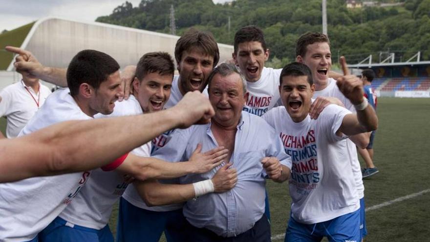 Mendi, Borja, Otero, Carly, Nuño y Chus festejan el triunfo junto a Quirós, utillero del equipo.