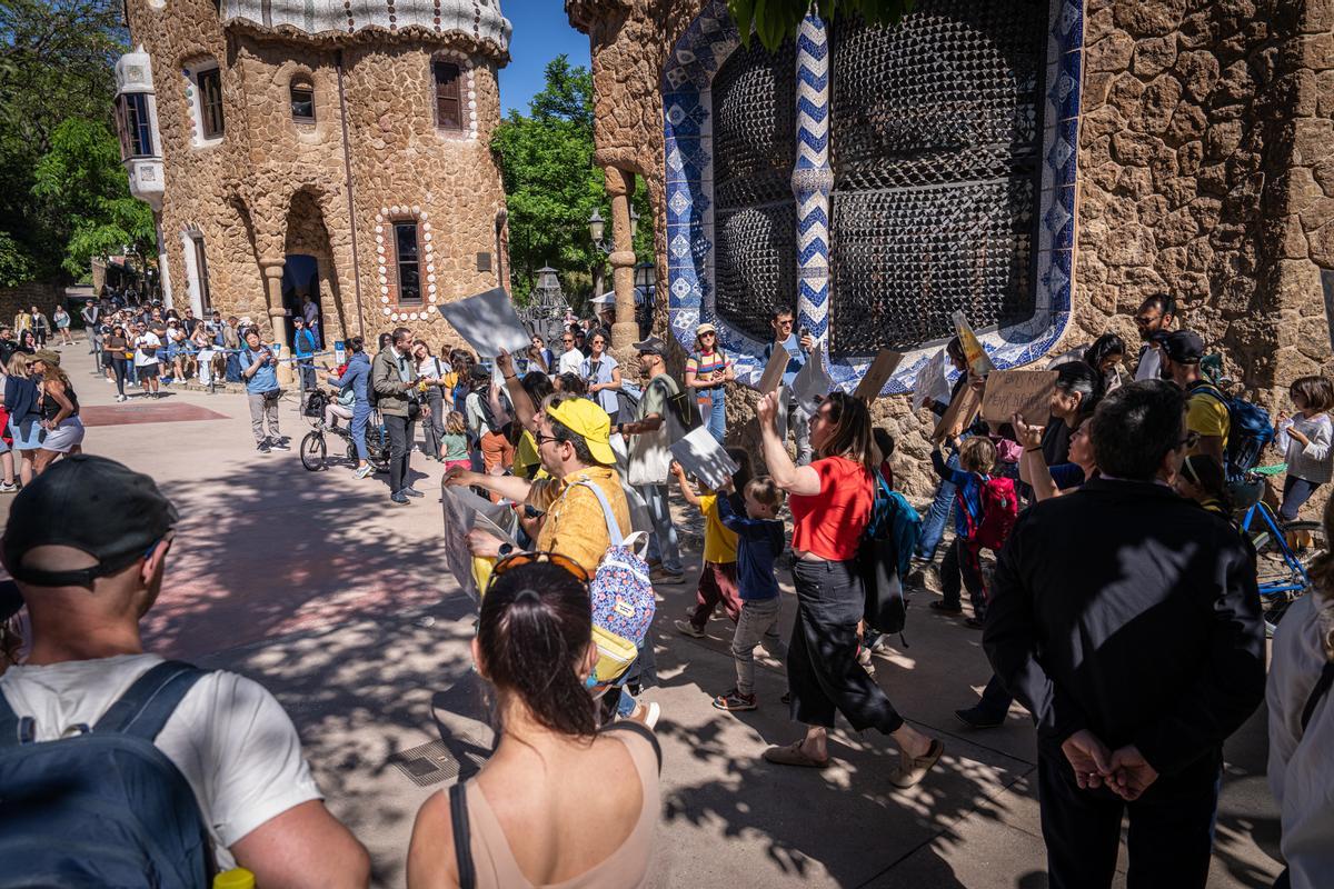 Familias de la escuela Escola Baldiri Reixac se concentrarán ante el dragón del Park Güell junto a alumnos y profesores en una acción conjunta para apoyar las movilizaciones de este mes.