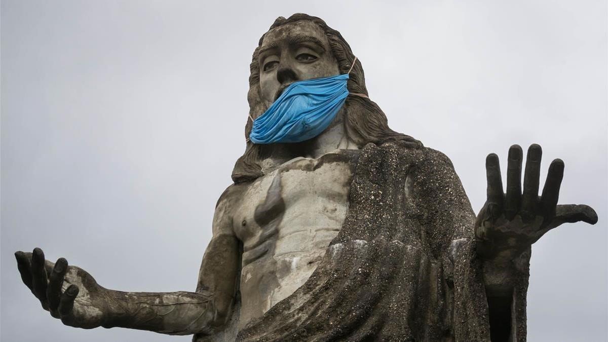 Estatua de Jesucristo con una mascarilla en Caracas