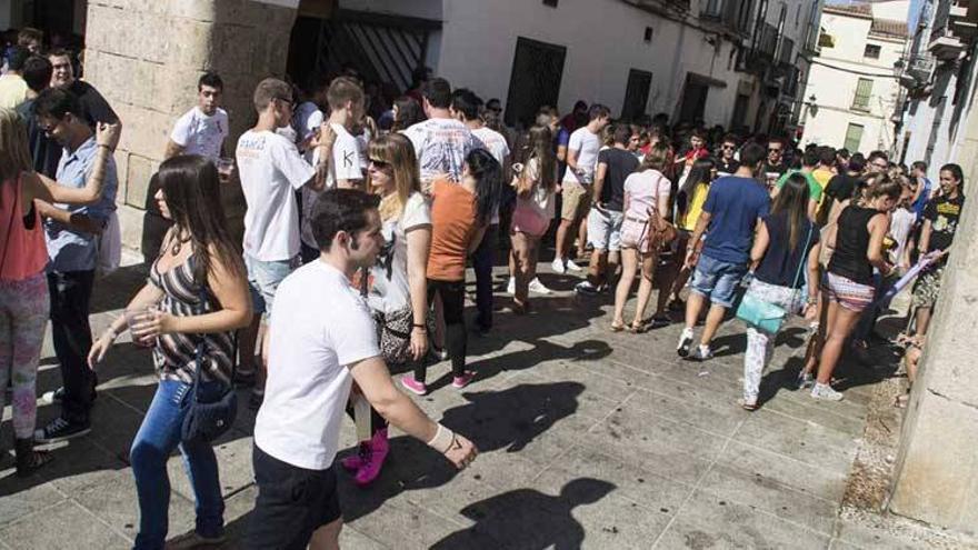 La celebración de las novatadas genera críticas entre los vecinos del centro de Cáceres