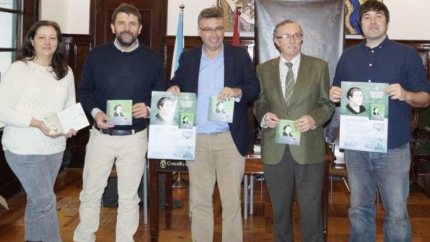 El alcalde Javier Bas, en el centro, ayer en la presentación. // FdV