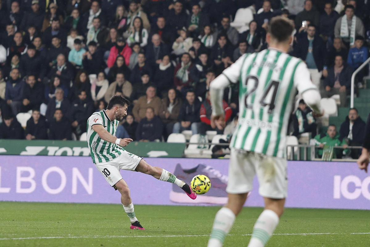 Jacobo González, en la acción de su diana ante el Burgos.
