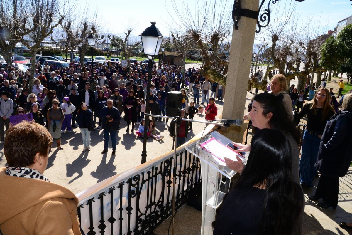 Centenares de personas se manifiestan por el Día de la Mujer Trabajadora en Cangas