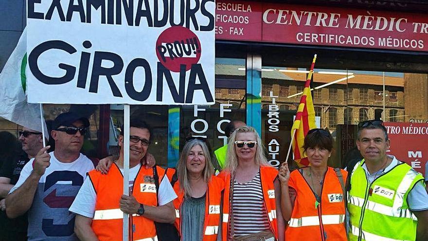 Examinadors de Girona manifestant-se per reclamar millores.
