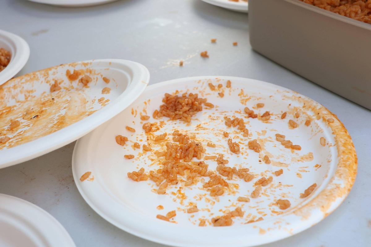 Los vecinos de Los Bloques degustan un arroz a la zamorana en las fiestas
