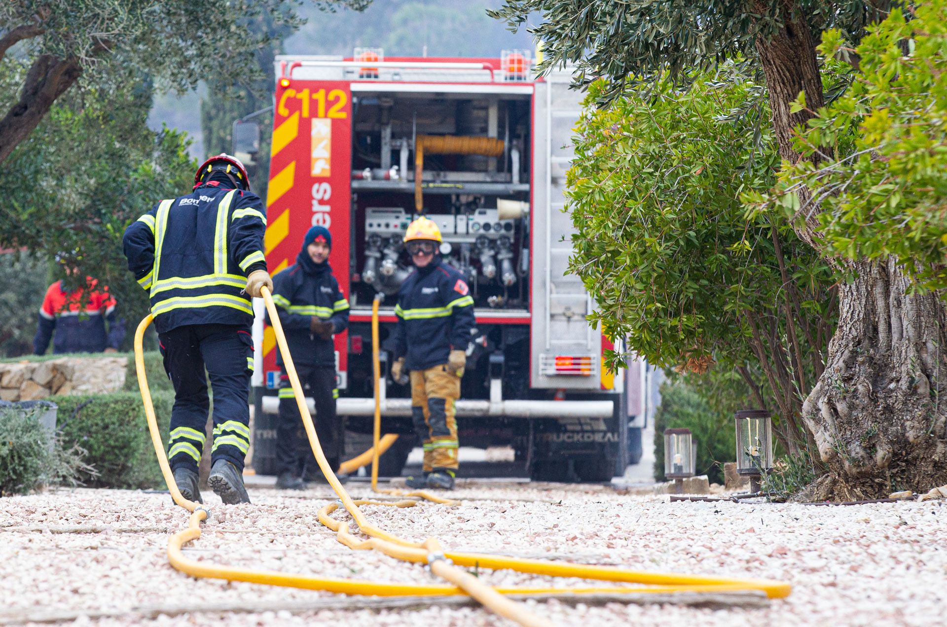 Decenas de vecinos desalojados por el incendio de Aigües