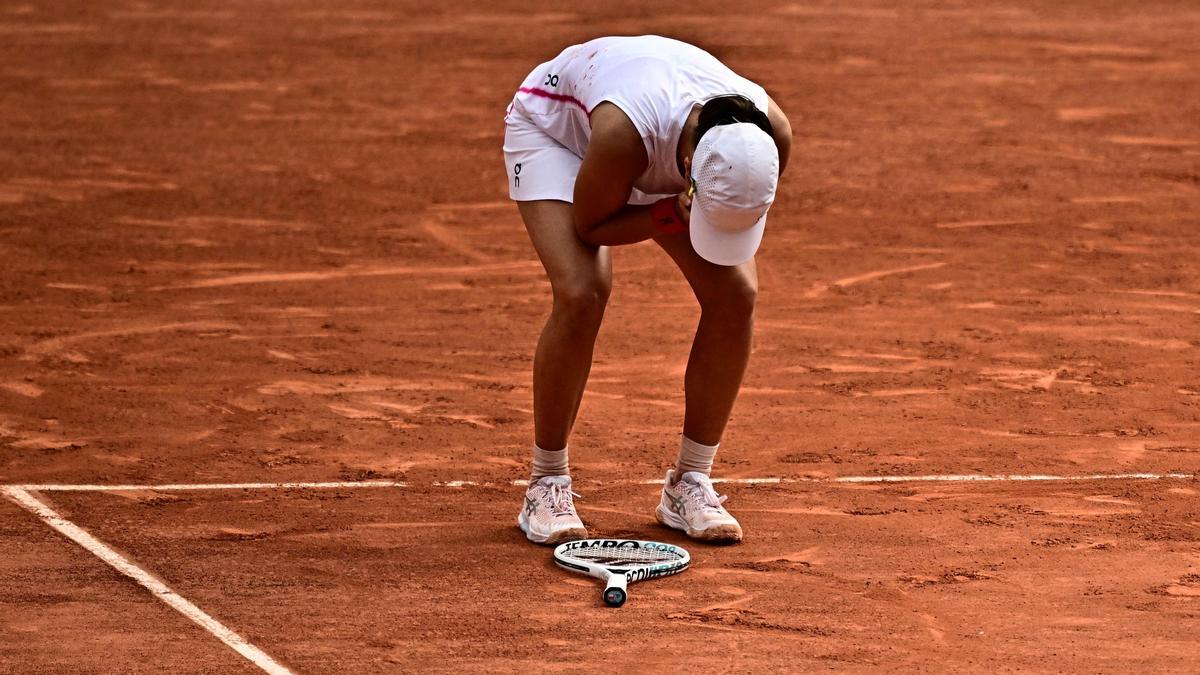 TENNIS-FRA-OPEN-2023 Iga Swiatek reacciona emocionada tras el último punto de la final de Roland Garros.
