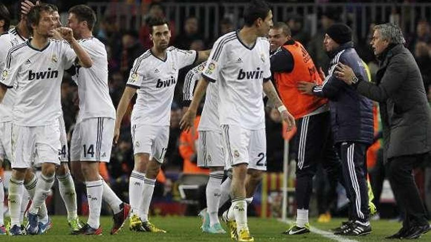 Los jugadores del Real Madrid celebran el segundo gol.  // Albert Olivé