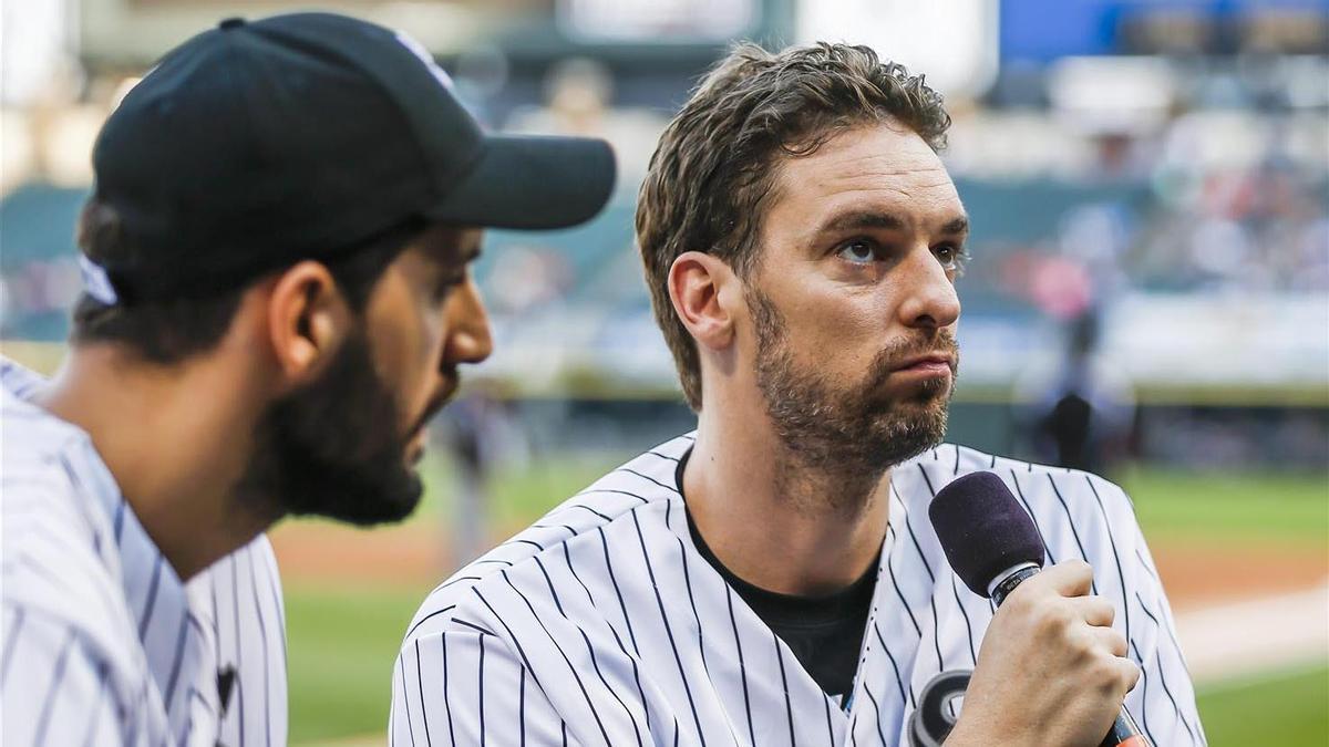 Mirotic y Pau Gasol, con la camiseta de los Chigago White Sox