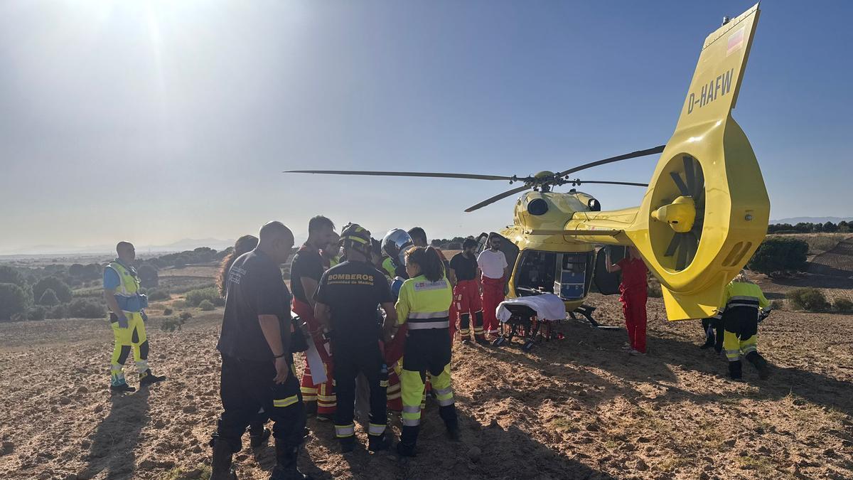 Efectivos de emergencias, durante la intervención en la finca agrícola de Navalcarnero