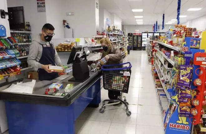 Las tiendas 24 horas resurgen en los barrios de la ciudad: ya hay más de una veintena
