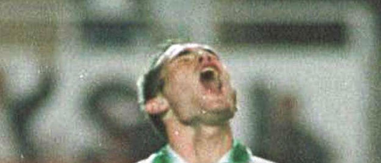 Nino celebra su primer gol con el Elche, en 1998.