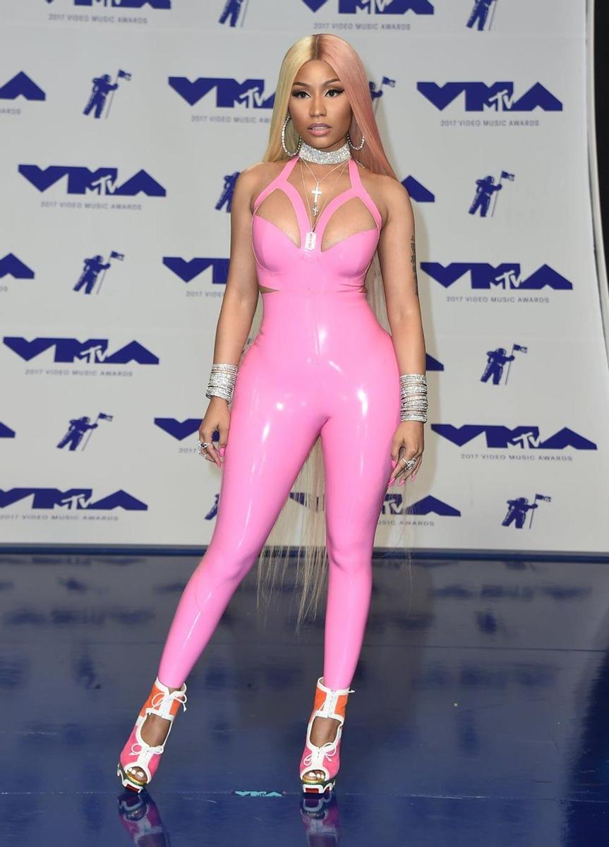Bien de látex iba Nicki Minaj, toda de rosa chicle, hasta la mitad de la cabeza, ¿te has fijado?