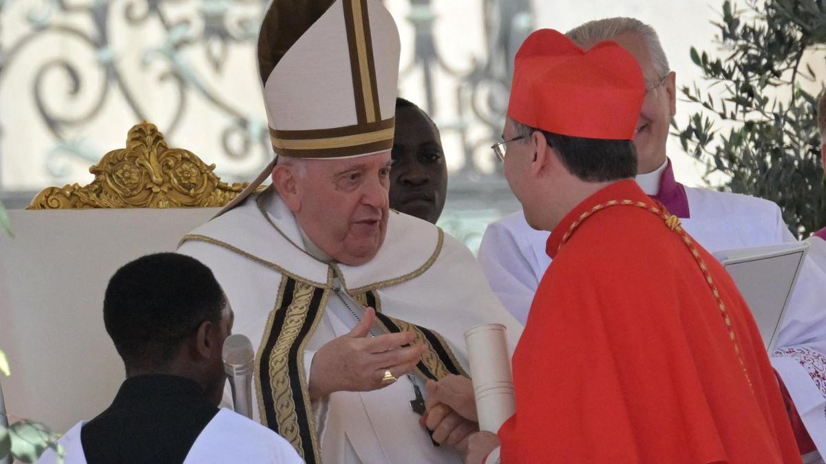 El papa Francisco conversa con el obispo de Setúbal, Americo Manuel Alves Aguiar, nombrado cardenal.
