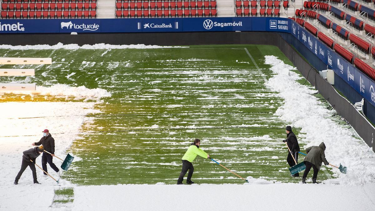 La nieve caída sobre Pamplona pone en riesgo la disputa del partido.