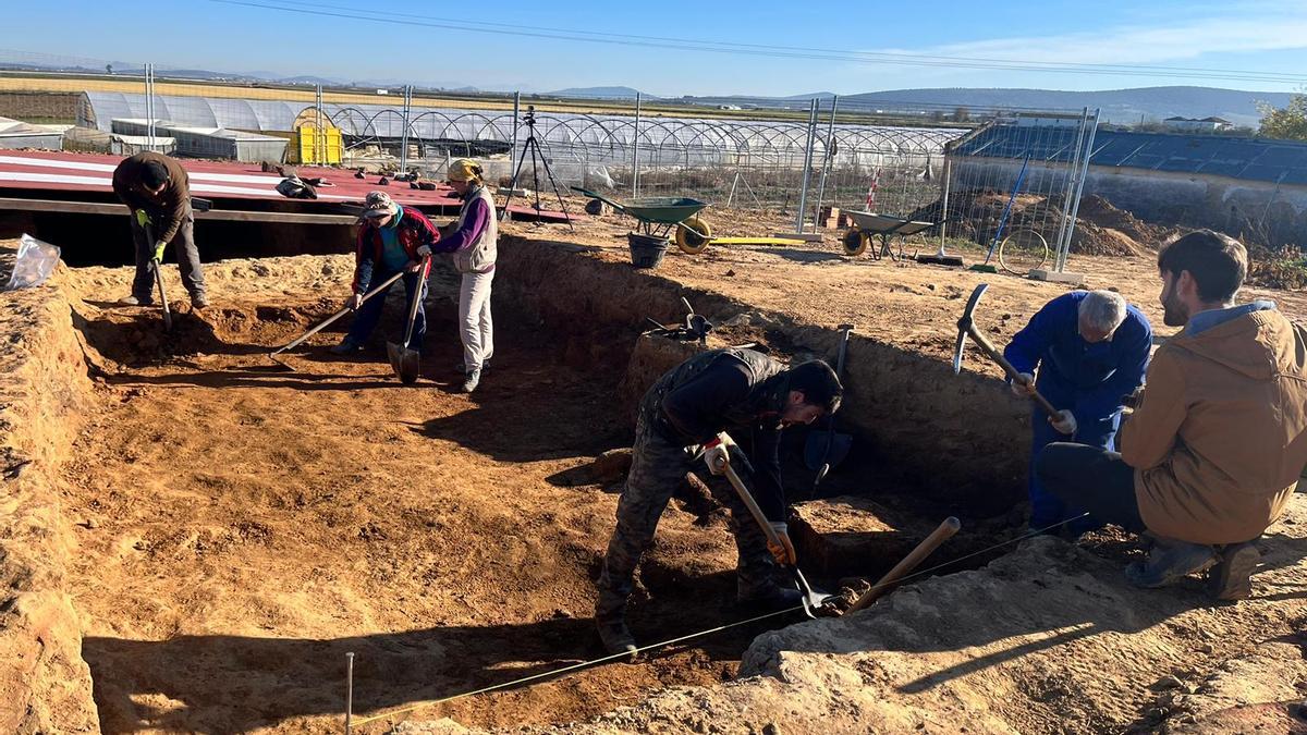 Trabajos en el yacimiento de Casas del Turuñuelo en la nueva campaña de excavación.