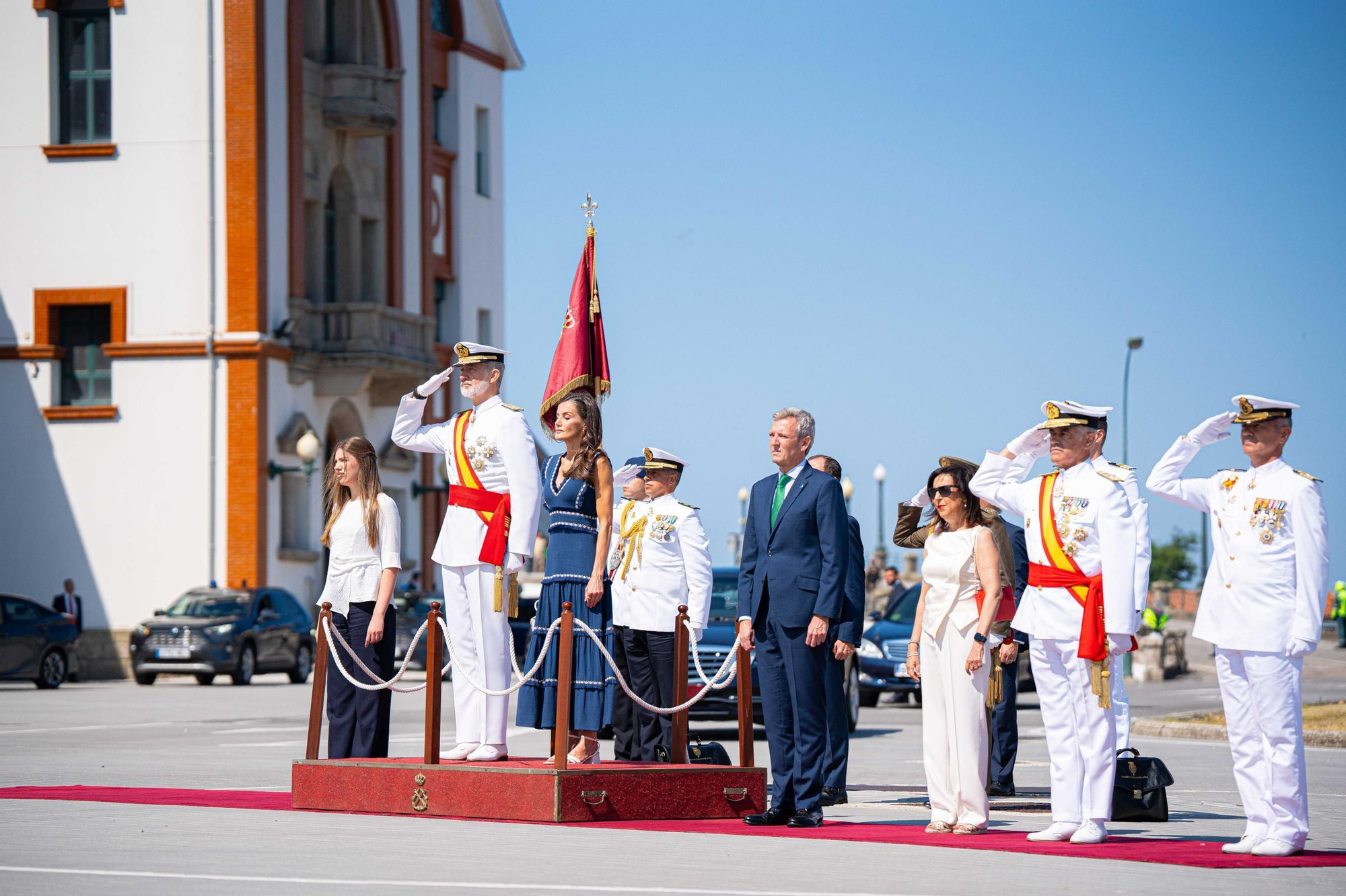 Leonor recibe de manos de Felipe VI la Gran Cruz del Mérito Naval en Marín