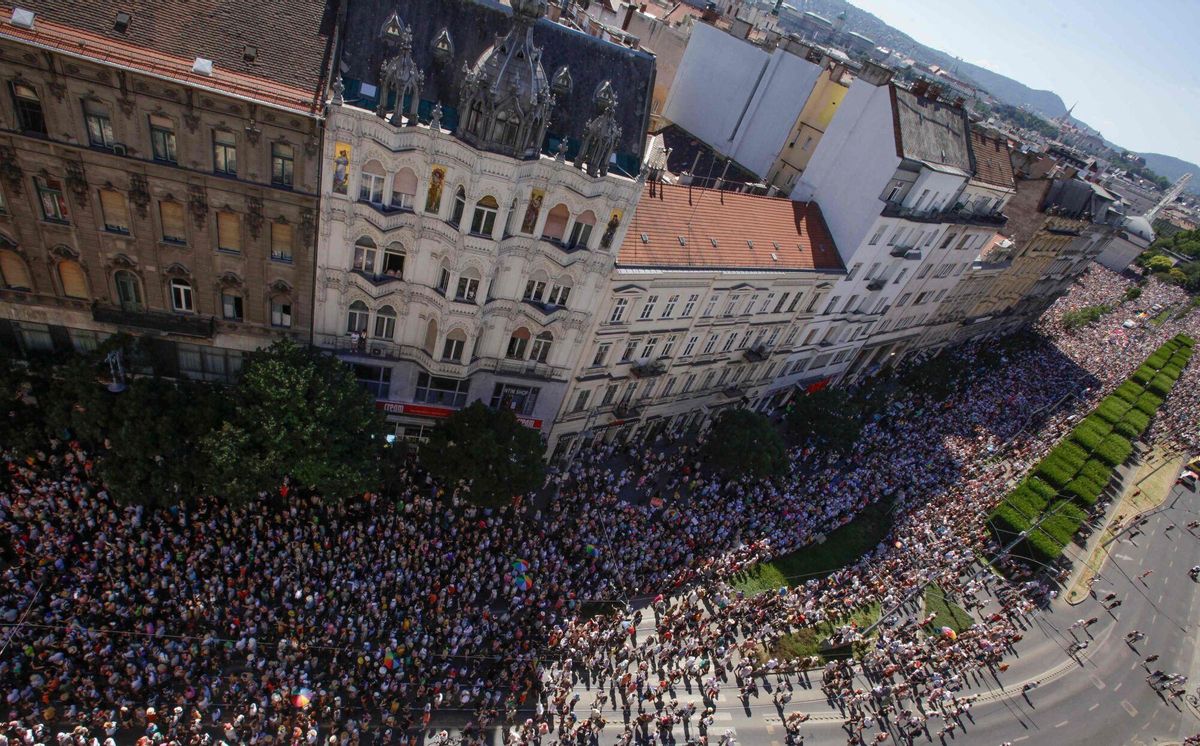 Personas participan en el desfile del Orgullo de Budapest en el centro de Budapest el 28 de junio de 2025. (Foto de Peter Kohalmi / AFP)