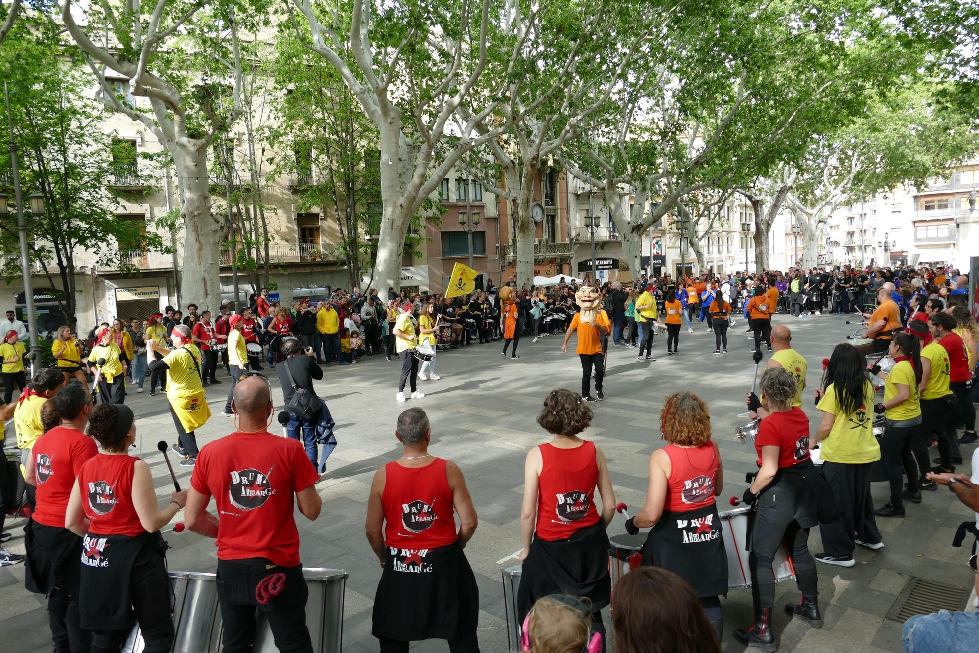 Figueres ressona amb una gran batucada de Santa Creu