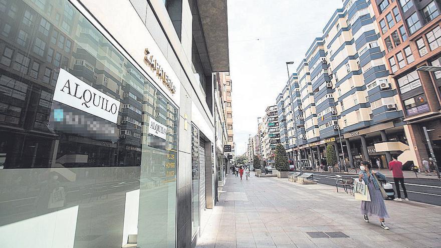 Cartel de alquiler en Maisonnave, la calle más cara de Alicante según las inmobiliarias.