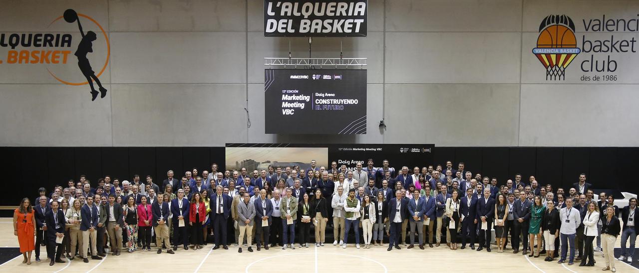 Foto de familia en el Marketing Meeting de Valencia Basket