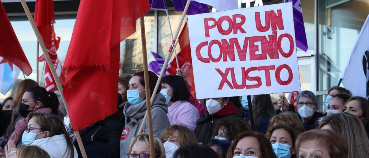 Trabajadoras en la manifestación convocada ayer a las puertas de la sede de la Xunta en Vigo. |   // ALBA VILLAR