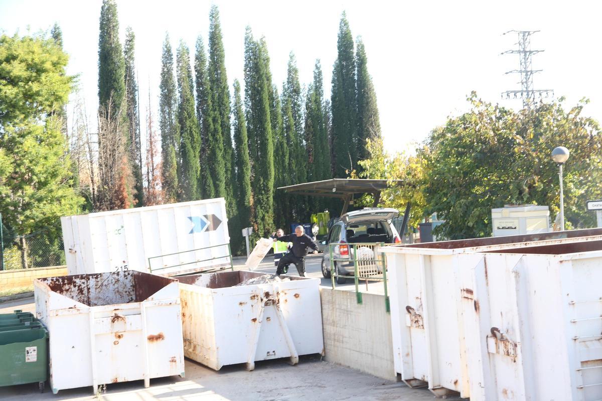 Un hombre deposita unos enseres en el ecoparque de l'Alcora.