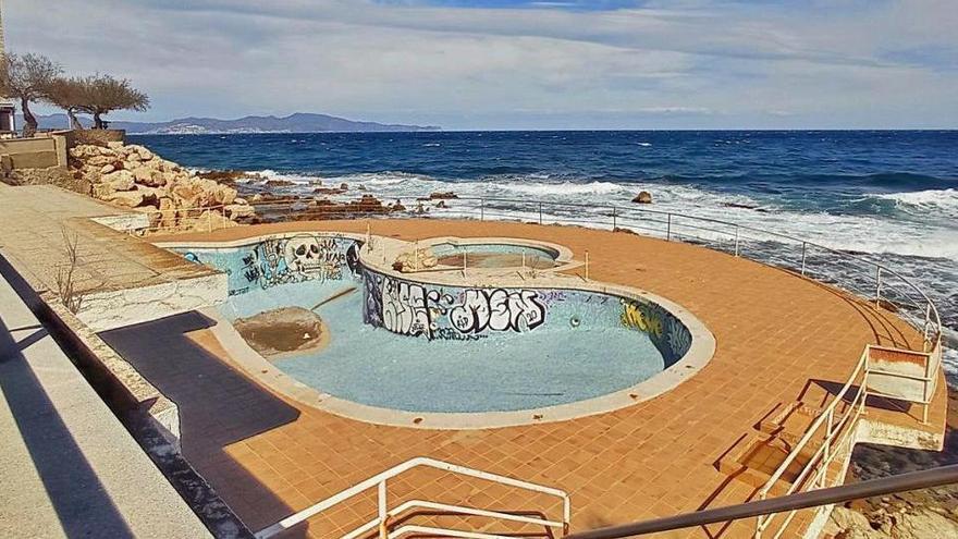 La piscina, actualment abandonada.