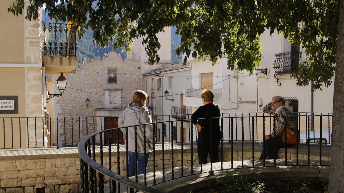 A la izquierda, el Ayuntamiento de Fageca.