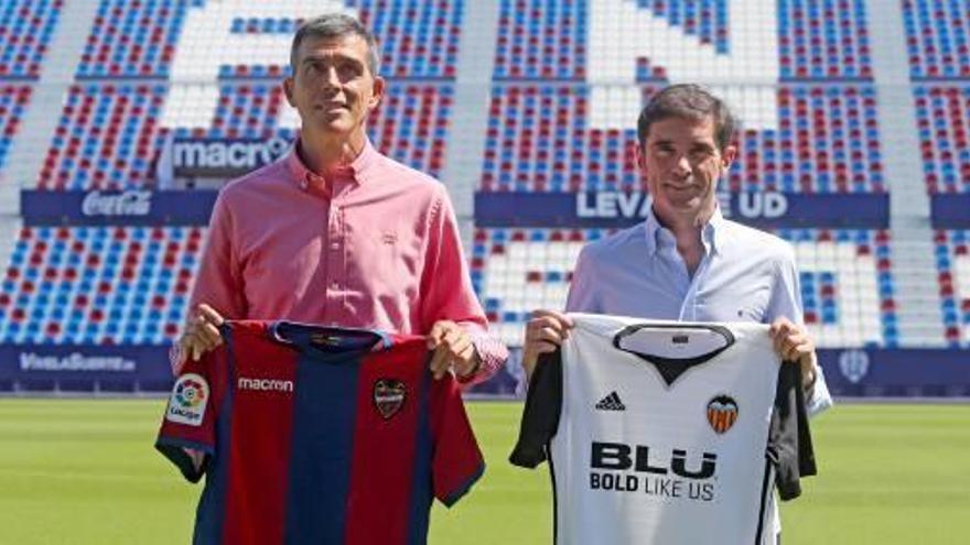 Muñiz y Marcelino posan con las camisetas de sus respectivos equipos, ayer en el Ciutat.