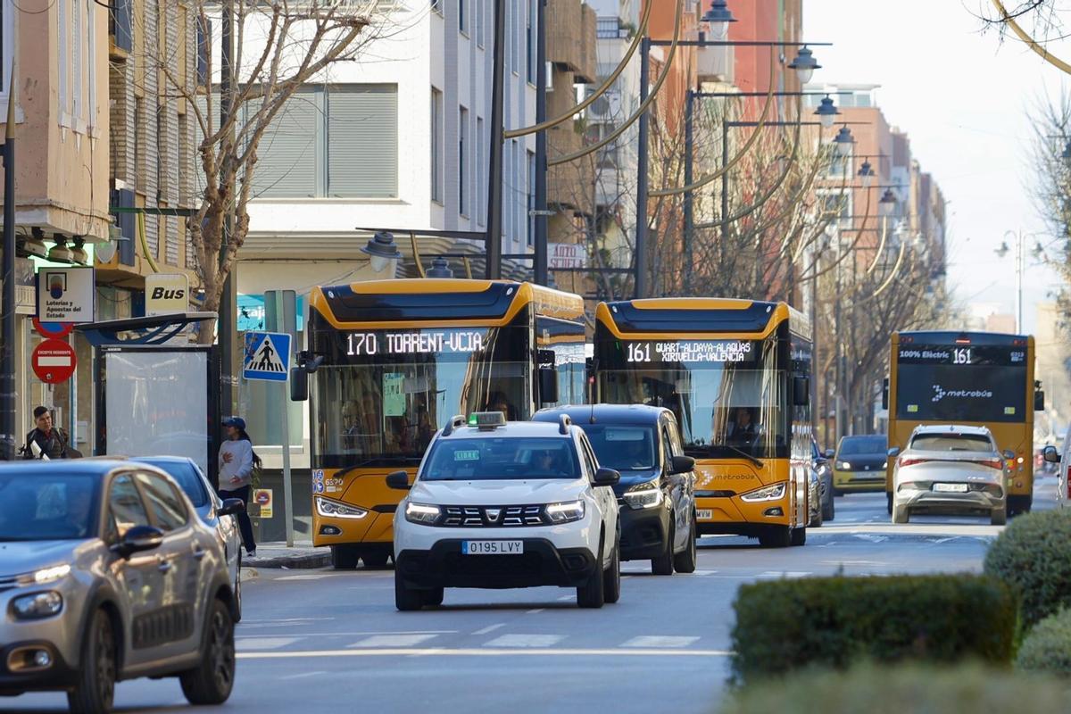 Varios autobuses de Metrobús coinciden en el Camí Nou de Xirivella este viernes.