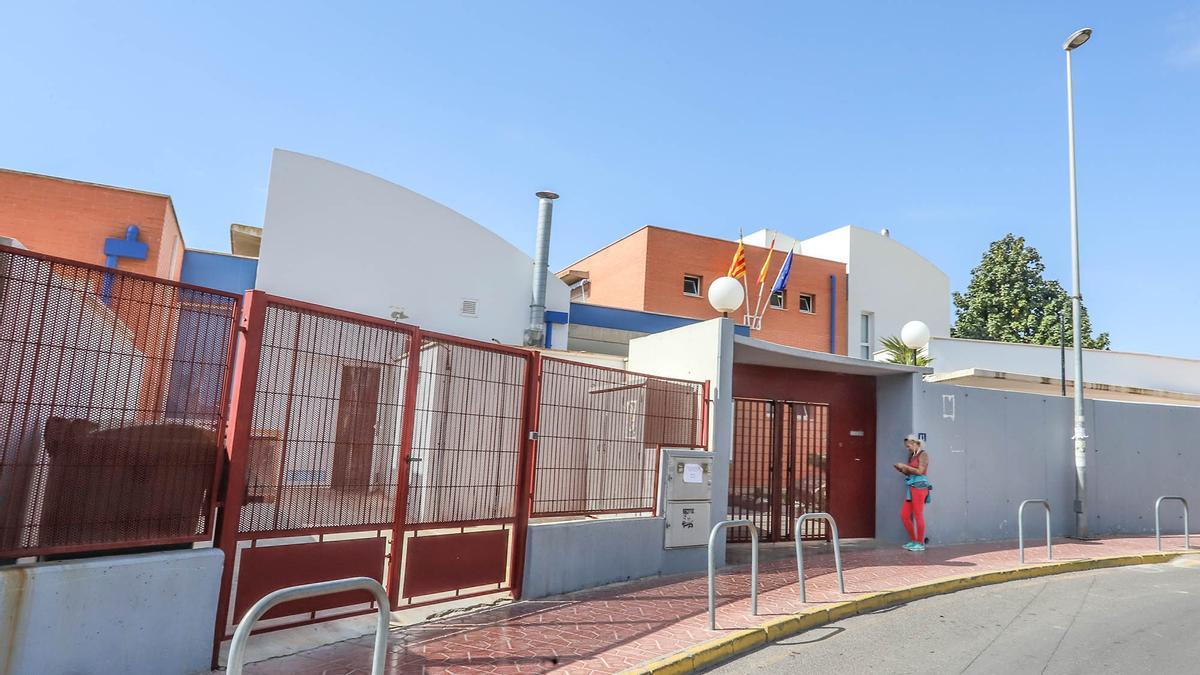 Colegio público Los Dolses, al que acuden 650 alumnos, aunque tiene una capacidad para 360