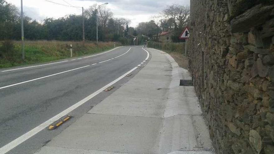 Senda peatonal construida por la Xunta en As Travesas, en Carral.