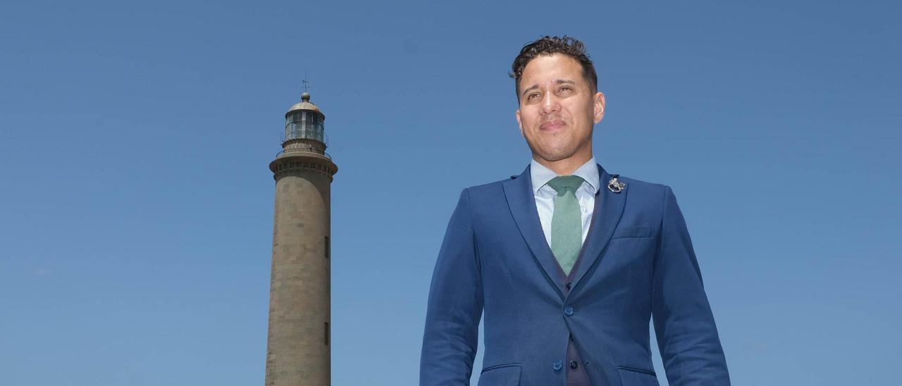 Ignacio Lamas, en la terraza del hotel, frente al Faro de Maspalomas.