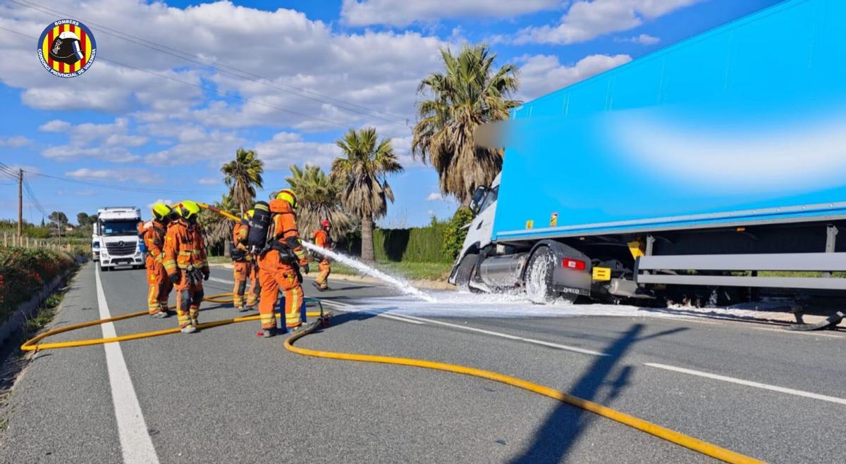 Los bomberos han contenido la fuga de combustible en el accidente ocasionado en Ontinyent.