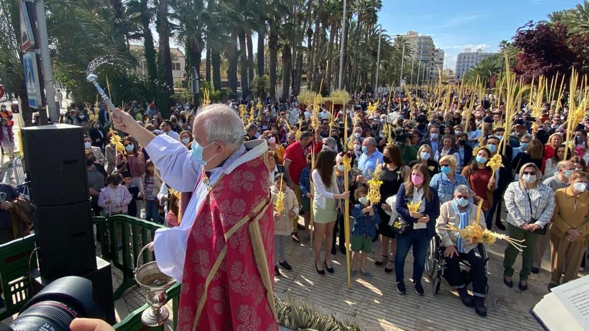 Bendición de las palmas por el rector de la basílica de Santa María, Ángel Bonavía