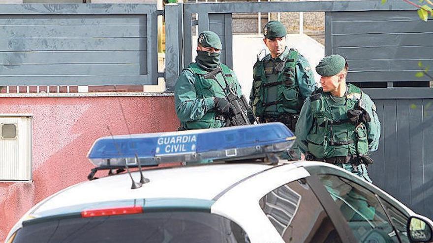 La Guardia Civil durante un registro en Rabo de Galo.  // I. Osorio