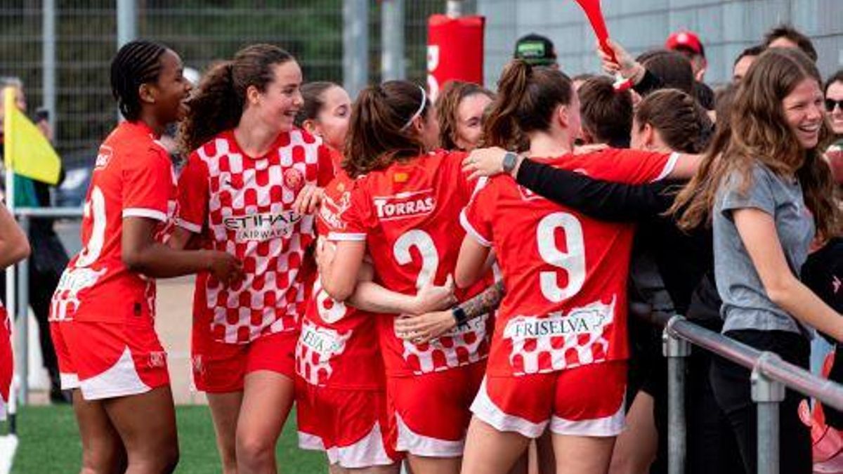 Les jugadores del Girona femení celebren l'ascens.