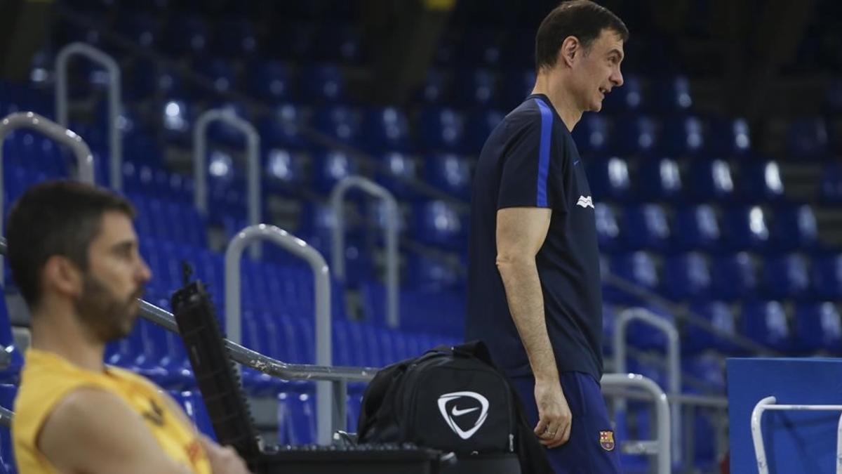 Bartzokas, con Navarro en primer término, en un entrenamiento del Barça.