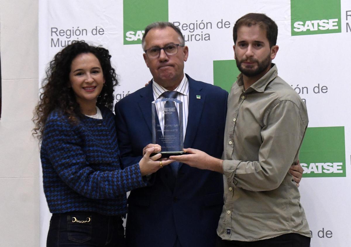 Los familiares de Mercedes recogieron el reconocimiento a su trayectoria y especial vinculación con Satse